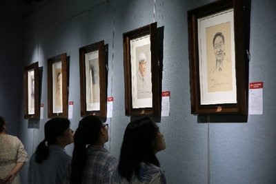 &ldquo;《共和國脊梁肖像展》走進(jìn)藝術(shù)瑞光&rdquo;活動在鄭舉行